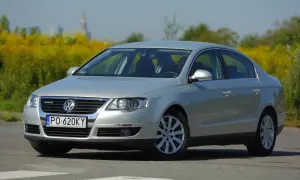 Srebrny Passat B6 z przodu, z widocznymi reflektorami. Zastanawiasz się, jakie żarówki passat b6 przód wybrać?