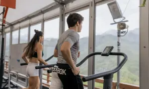 Cardio na bieżni: Jak spalać kalorie i poprawić kondycję?