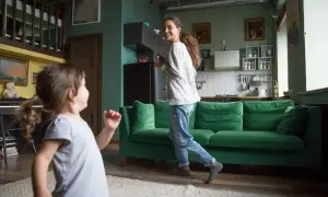 Mama bawi się z dzieckiem, zastanawiając się, ile bierze niania za noc.