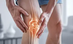 Hände umfassen ein Knie, das einen leuchtenden, anatomischen Knorpelaufbau des Knies zeigt, der auf Schmerz oder Verletzung hindeutet.