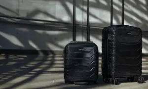 Dwie czarne walizki kabinowe, idealne na podróż samolotem Ryanair. Lekkie i stylowe, gotowe na przygodę.