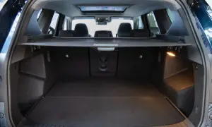 Bagagliaio aperto della Dacia Bigster, con sedili posteriori abbassati. Le dimensioni generose promettono spazio per ogni avventura.