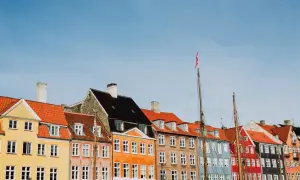 Kolorowe kamienice nad kanałem w Kopenhadze, gdzie duńska korona jest walutą.