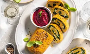 Rotolo di legumi con spinaci e salsa di barbabietola, un'idea gustosa per le tue ricette con legumi.