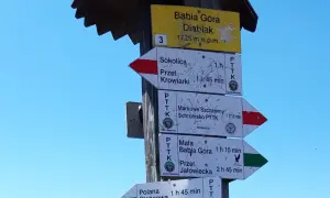 Słup z drogowskazami na Babiej Górze. Wskazuje zawoja szlaki turystyczne do Sokolic, Markowych Szczawin i innych.