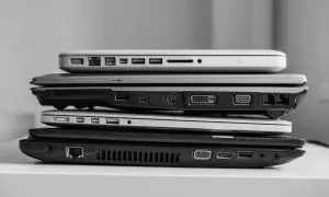 Stos starych laptopów, każdy z różnymi portami. Zastanawiasz się, co zrobić ze starym laptopem?