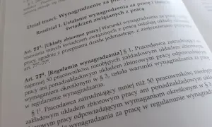 Tekst prawny omawiający ustalanie wynagrodzenia za pracę i inne świadczenia. Zawiera artykuły dotyczące układów zbiorowych pracy oraz regulamin wynagradzania.