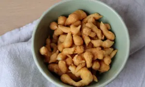 Schüssel mit knusprigen Backerbsen. Was kann man mit Backerbsen machen? Perfekt als Snack oder als Suppeneinlage!