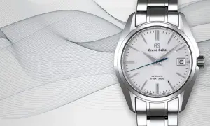 Reloj Grand Seiko automático Hi-Beat 36000, con su precisa frecuencia de reloj, sobre un fondo abstracto de líneas onduladas.