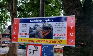 Schild informiert über Abschleppkosten: 240€ für Falschparker. Leerfahrt kostet die Hälfte. Abschleppdienst Widliczek GmbH.