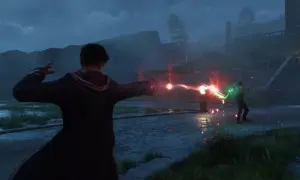 Magiczna bitwa w mrocznej scenerii, jak z **Hogwarts Legacy DLC**. Dwóch czarodziejów rzuca zaklęcia, czerwone i zielone błyskawice przecinają noc.
