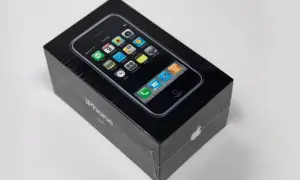 Boîte scellée du premier iPhone, un objet de collection qui représente le prix premier iPhone.