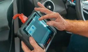 Mekaniker diagnostiserar ett **Mercedes Vito problem** med en skanner.