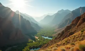 Oman: Dolina z zielenią i jeziorami, otoczona górami. Słońce przebija się przez mgłę, tworząc magiczny widok. Czy jest bezpiecznie? Tak, to piękny krajobraz.