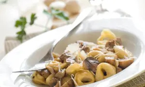 Najlepsze sosy do tortellini z grzybami, które zachwycą smakami
