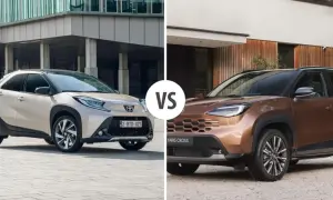 Porównanie dwóch miejskich SUV-ów: beżowego Toyoty Aygo X i brązowego Yarisa Cross. Sprawdź toyota aygo x wymiary i różnice.