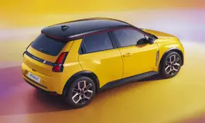 Nowe Renault 5 w jaskrawym żółtym kolorze z czarnym dachem i czerwonymi akcentami, prezentuje się dynamicznie na tle gradientowego tła.