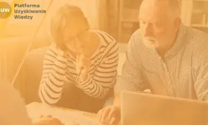 Para starszych ludzi analizujących dokumenty, zastanawiających się, ile lat pracy do emerytury pozostało.