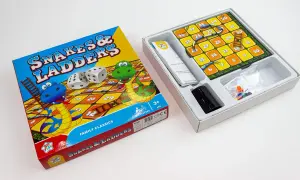 Caja del juego Serpientes y Escaleras con tablero, dados y fichas. ¡A jugar!