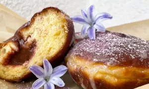 Pyszne paczki z dżemem, posypane cukrem pudrem i ozdobione kwiatami. Idealne na tłusty czwartek, zgodnie z tradycyjnym paczki przepis.