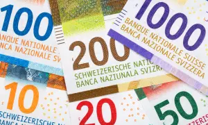 Kto wprowadził kredyty we frankach i dlaczego stały się popularne?