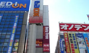 Elektroniczne giganty w Akihabara, Tokio, kuszą neonami i promocjami. Widać tu sklepy Edion, LAOX i Onoden.