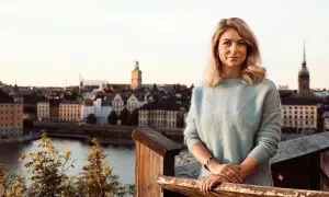 Lisa Farrar njuter av utsikten över Stockholm i solnedgången.