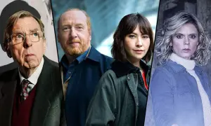 Fyra ansikten från engelska deckare på SVT. En äldre man med glasögon, ett par i mitten och en kvinna till höger.