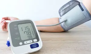 Appareil de mesure de tension affichant 115/78. Apprenez comment calculer sa tension avec un tensiomètre.