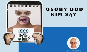 Osoby DDD – kim są? Wizerunek twarzy z wyciętymi oczami i ustami, trzymającej kartkę z napisem "DDD Czy To O MNIE?".