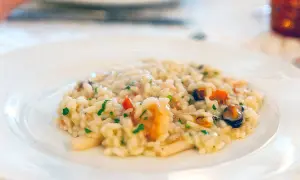 Krämig risotto med skaldjur och örter. Perfekt ris till risotto för en lyxig måltid.