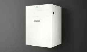 Biały, nowoczesny stiebel eltron rekuperator zamontowany na ciemnej ścianie. Urządzenie z dyskretnym wyświetlaczem i logo producenta.
