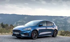 Niebieski Ford Focus MK3 ST na tle gór. Zwróć uwagę na sportowe felgi i opony, które podkreślają jego dynamikę.