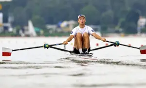 Wioślarstwo czy kajakarstwo? Poznaj kluczowe różnice i wybierz sport dla siebie