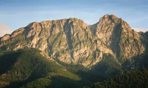 Majestatyczne Tatry o zachodzie słońca. Czy Giewont jest wyższy od Kasprowego? To pytanie zadają sobie turyści.