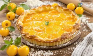 Une délicieuse tarte aux mirabelles, garnie de fruits dorés et d'une pâte croustillante, prête à être dégustée.
