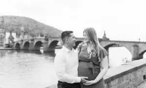 Ein Paar genießt den Blick auf die Alte Brücke, ein perfekter Ort für **Heidelberg Fotospots**.