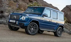 Niebieski G-wagon na pustynnym, skalistym podłożu.
