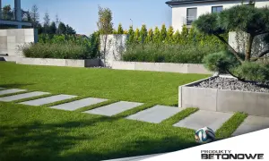 Nowoczesny ogród z betonowymi płytami w trawie, idealny do zabawy i relaksu.