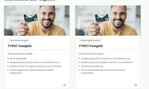 Mann hält eine FYRST Bank Karte hoch. Links "Fresh Money Festgeld", rechts "Bestandsgeld Festgeld".