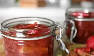 Två glasburkar med rabarberkompott. Perfekt för ett enkelt rabarber recept.
