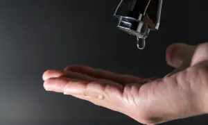 Brak ciepłej wody w bloku? Rozwiąż problem i poznaj swoje prawa!
