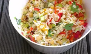 Bunter Reissalat mit Paprika, Erbsen und Cashewkernen. Ein köstliches Reissalat Rezept für den Sommer.