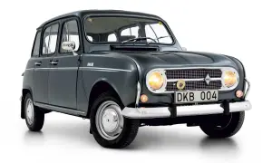 En mörkgrå Renault 4, en klassisk bil med rundade former och kromdetaljer, står redo för äventyr.