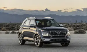 Ciemnoszary Hyundai Venue na pustynnym tle.