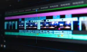 Linia czasu w programie do edycji wideo, pokazująca klipy i ścieżki audio. Idealne ujęcie, by pokazać, jak montować filmy.