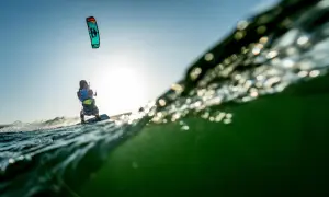 Gdzie na kitesurfing w Polsce? Odkryj najlepsze spoty!