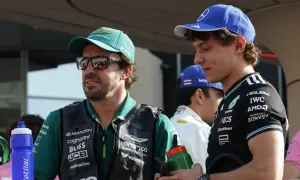 Fernando Alonso, a pesar de su edad, muestra su experiencia en la F1 junto a un joven piloto.
