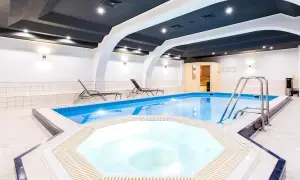 Basen i jacuzzi w hotelu Qubus Wrocław. Relaks w wodzie i saunie po dniu pełnym wrażeń.