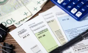 Formularze PIT-11, PIT-36, PIT-37, PIT-38, pieniądze i kalkulator. Czas na rozliczenie podatku PIT.